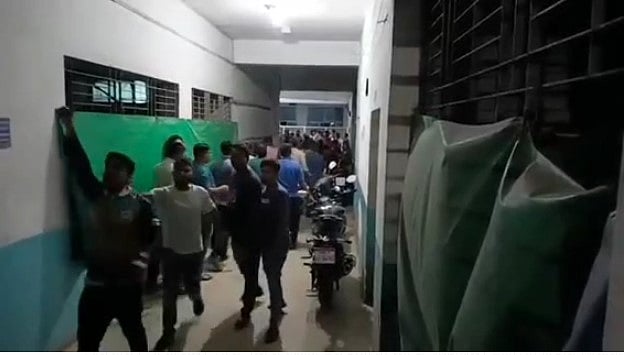 বগুড়ায় নিহত স্বেচ্ছাসেবক দলের নেতা মিজানুর রহমানের কর্মী–সমর্থকেরা জিয়াউর রহমান মেডিকেল কলেজ হাসপাতালে গতকাল সোমবার রাতে হামলা করেন